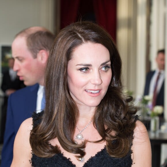 La duchesse Catherine de Cambridge était tsuperbe en robe Alexander McQueen lors de la réception donnée à l'ambassade de Grande-Bretagne à Paris le 17 mars 2017 en l'honneur de l'amitié franco-britannique (la campagne "Les Voisins" était d'ailleurs lancée à cette occasion) dans le cadre de sa visite officielle de deux jours avec le prince William.