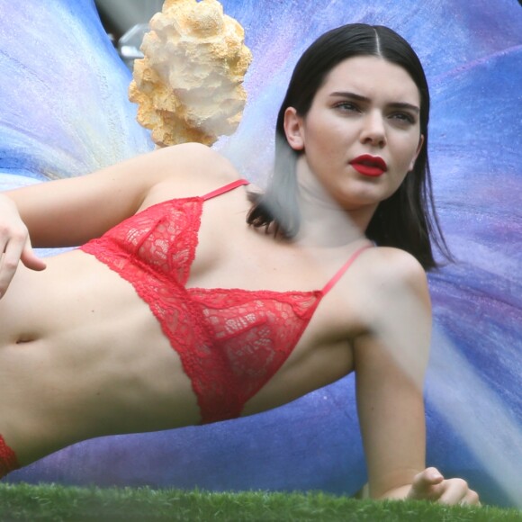 Kendall Jenner pose en lingerie lors d'une séance photo à Miami le 12 mars 2017.
