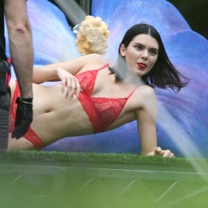 Kendall Jenner pose en lingerie lors d'une séance photo à Miami le 12 mars 2017.