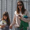 Jennifer Garner emmène ses filles Violet et Seraphina Affleck jouer au football à Beverly Hills, le 18 mars 2017