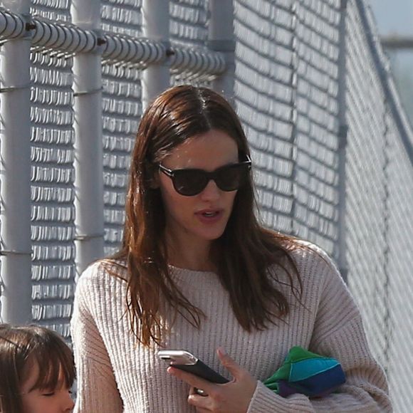 Jennifer Garner emmène ses filles Violet et Seraphina Affleck jouer au football à Beverly Hills, le 18 mars 2017