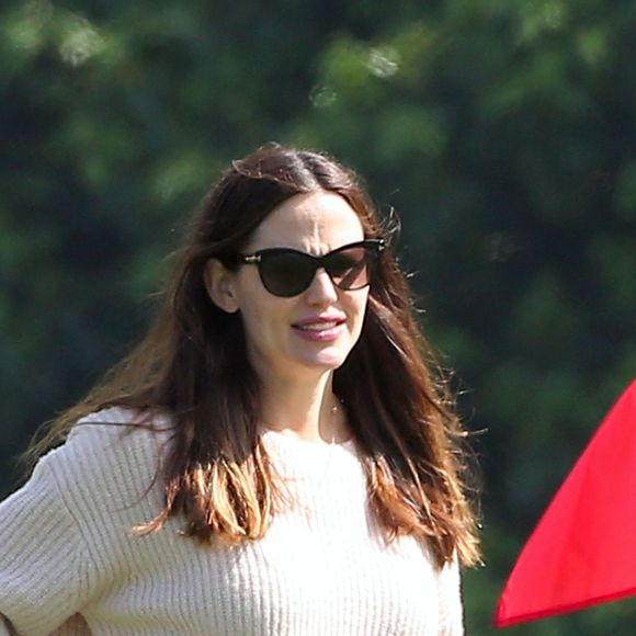 Jennifer Garner emmène ses filles Violet et Seraphina Affleck jouer au football à Beverly Hills, le 18 mars 2017