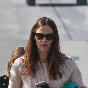 Jennifer Garner emmène ses filles Violet et Seraphina Affleck jouer au football à Beverly Hills, le 18 mars 2017
