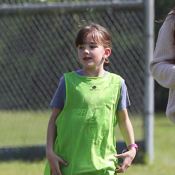 Jennifer Garner emmène ses filles Violet et Seraphina Affleck jouer au football à Beverly Hills, le 18 mars 2017