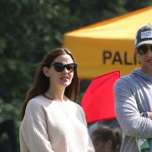 Jennifer Garner emmène ses filles Violet et Seraphina Affleck jouer au football à Beverly Hills, le 18 mars 2017