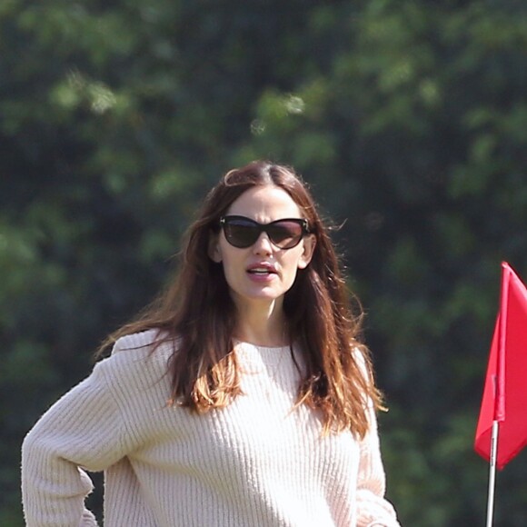 Jennifer Garner emmène ses filles Violet et Seraphina Affleck jouer au football à Beverly Hills, le 18 mars 2017