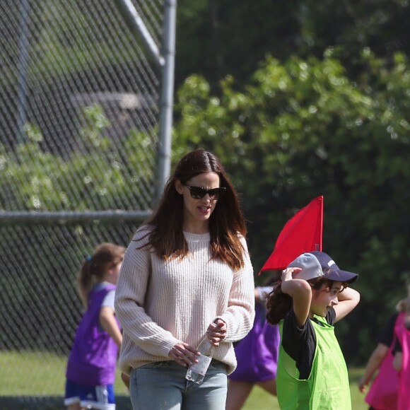 Jennifer Garner emmène ses filles Violet et Seraphina Affleck jouer au football à Beverly Hills, le 18 mars 2017
