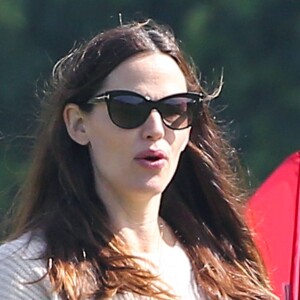 Jennifer Garner emmène ses filles Violet et Seraphina Affleck jouer au football à Beverly Hills, le 18 mars 2017