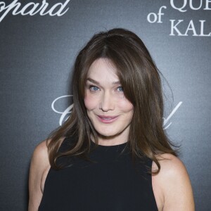 Carla Bruni-Sarkozy lors du photocall de la présentation de la collection Chopard ''The Queen of Kalahari'' au théâtre du Châtelet à Paris, le 21 janvier 2017.