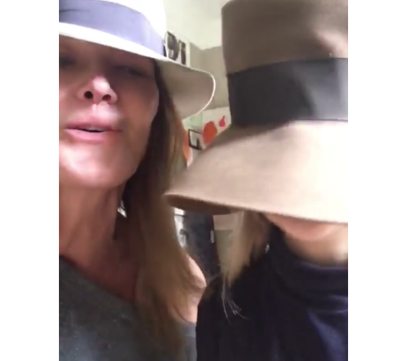 Carla Bruni chantant avec sa fille Giulia (5 ans) sur Instagram pour rendre hommage à Chuck Berry le 19 mars 2017