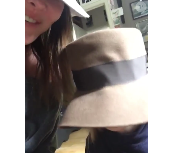 Carla Bruni chantant avec sa fille Giulia (5 ans) sur Instagram pour rendre hommage à Chuck Berry le 19 mars 2017