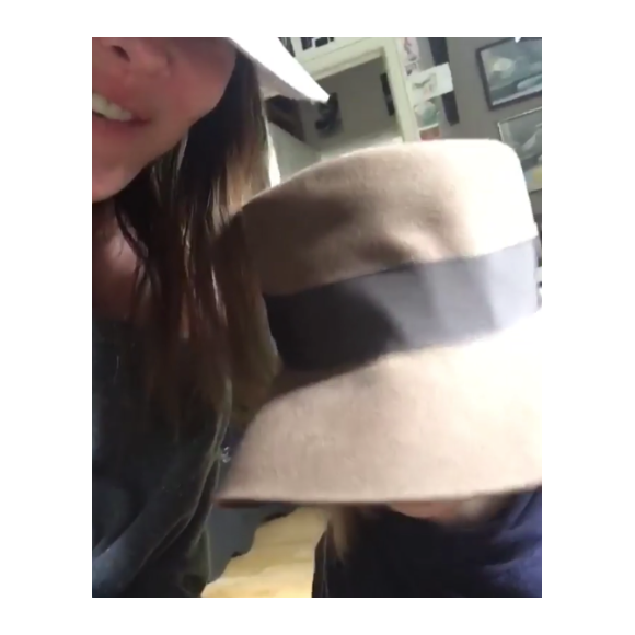 Carla Bruni chantant avec sa fille Giulia (5 ans) sur Instagram pour rendre hommage à Chuck Berry le 19 mars 2017