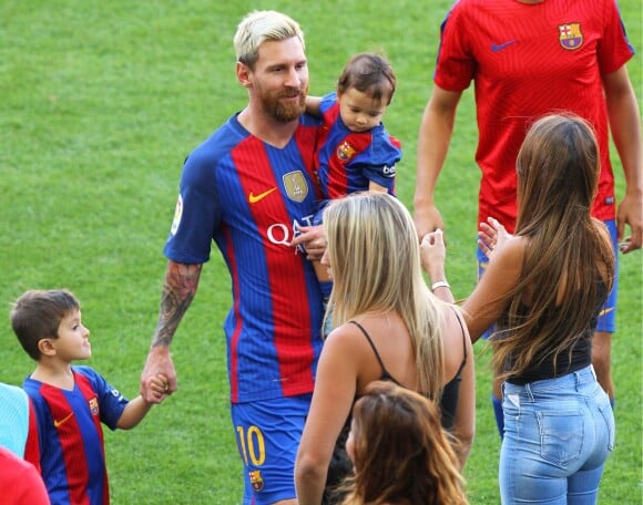 Lionel Messi avec sa femme Antonella et ses enfants Mateo et Thiago, au Camp Nou, à Barcelone le 20 Août 2016.