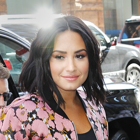 Demi Lovato se balade et signe des autographes dans les rues de New York, le 20 mars 2017