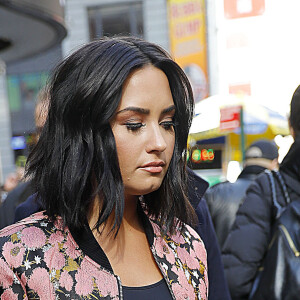 Demi Lovato se balade et signe des autographes dans les rues de New York, le 20 mars 2017