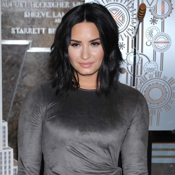 Demi Lovato visite l'Empire State Building avec les Schtroumpfs (Smurfs) pour la fête ‘International Day of Happiness with the United Nations’ à New York, le 20 mars 2017