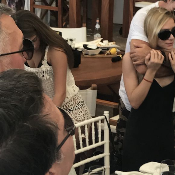 Exclusif - Ashley Olsen et son compagnon Richard Sachs dans un restaurant sur l'île de Saint-Barthélémy, Antilles, France, le 30 décembre 2016.