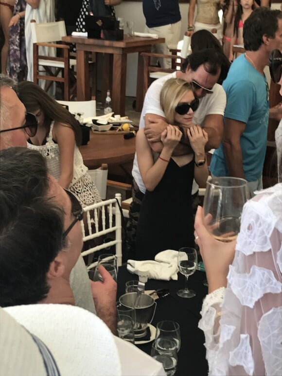 Exclusif - Ashley Olsen et son compagnon Richard Sachs dans un restaurant sur l'île de Saint-Barthélémy, Antilles, France, le 30 décembre 2016.