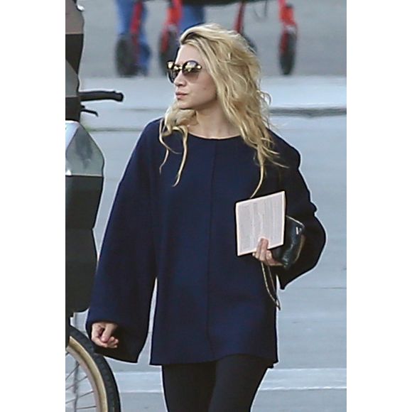 Ashley Olsen promène son chien avec Hayden Slater qui serait son nouveau compagnon à Los Angeles le 17 octobre 2016.