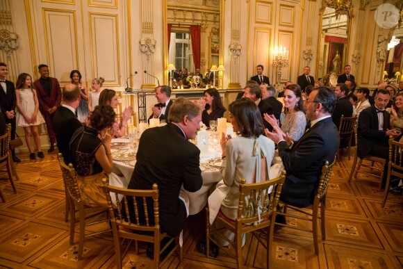 Kristin Scott Thomas, Lord Edward Llewellyn, ambassadeur de Grande-Bretagne à Paris, Anne Hidalgo, Kate Middleton, duchesse de Cambridge, Jean Réno et Anne Llewellyn - Dîner donné par l'ambassadeur de Grande-Bretagne en France à la résidence de l'ambassadeur à Paris le 17 mars 2017.