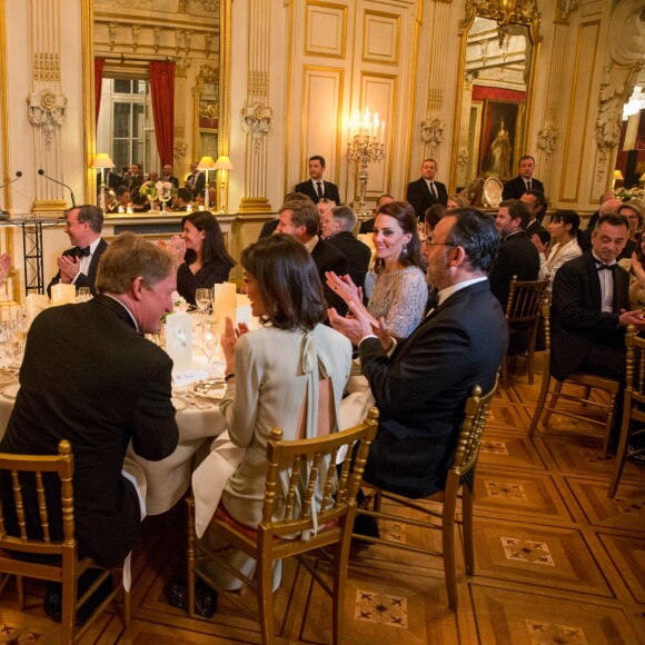 Kristin Scott Thomas, Lord Edward Llewellyn, ambassadeur de Grande-Bretagne à Paris, Anne Hidalgo, Kate Middleton, duchesse de Cambridge, Jean Réno et Anne Llewellyn - Dîner donné par l'ambassadeur de Grande-Bretagne en France à la résidence de l'ambassadeur à Paris le 17 mars 2017.