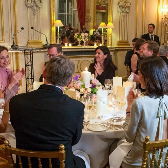 Kristin Scott Thomas, Lord Edward Llewellyn, ambassadeur de Grande-Bretagne à Paris, Anne Hidalgo, la duchesse Catherine de Cambridge, Jean Reno et Anne Llewellyn - Dîner donné par l'ambassadeur de Grande-Bretagne en France à la résidence de l'ambassadeur à Paris le 17 mars 2017.