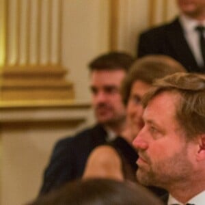 Kate Middleton, duchesse de Cambridge, avec à sa gauche l'acteur Jean Reno lors du dîner donné par l'ambassadeur de Grande-Bretagne en France à la résidence de l'ambassadeur à Paris le 17 mars 2017.