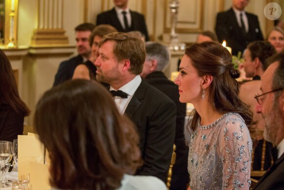 Kate Middleton, duchesse de Cambridge, avec à sa gauche l'acteur Jean Reno lors du dîner donné par l'ambassadeur de Grande-Bretagne en France à la résidence de l'ambassadeur à Paris le 17 mars 2017.