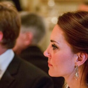 Kate Middleton, duchesse de Cambridge, avec à sa gauche l'acteur Jean Reno lors du dîner donné par l'ambassadeur de Grande-Bretagne en France à la résidence de l'ambassadeur à Paris le 17 mars 2017.