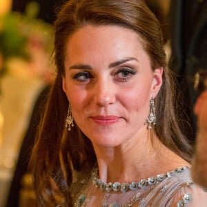 Kate Middleton, duchesse de Cambridge, avec à sa gauche l'acteur Jean Reno lors du dîner donné par l'ambassadeur de Grande-Bretagne en France à la résidence de l'ambassadeur à Paris le 17 mars 2017.