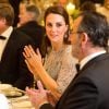 Kate Middleton, duchesse de Cambridge, avec à sa gauche l'acteur Jean Reno lors du dîner donné par l'ambassadeur de Grande-Bretagne en France à la résidence de l'ambassadeur à Paris le 17 mars 2017.