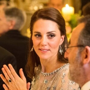 Kate Middleton, duchesse de Cambridge, avec à sa gauche l'acteur Jean Reno lors du dîner donné par l'ambassadeur de Grande-Bretagne en France à la résidence de l'ambassadeur à Paris le 17 mars 2017.