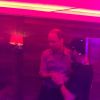 Le prince William dans la cabine du DJ de la boîte de nuit Farinet à Verbier le 12 mars 2017.