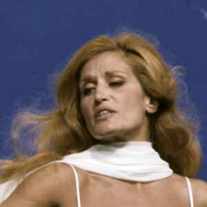 Archives - En France, à Paris, Dalida sur un plateau de télévision le 29 juin 1974