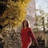 Archives - En France, à Paris, Dalida chez elle sautant à l'élastique en octobre 1973.
