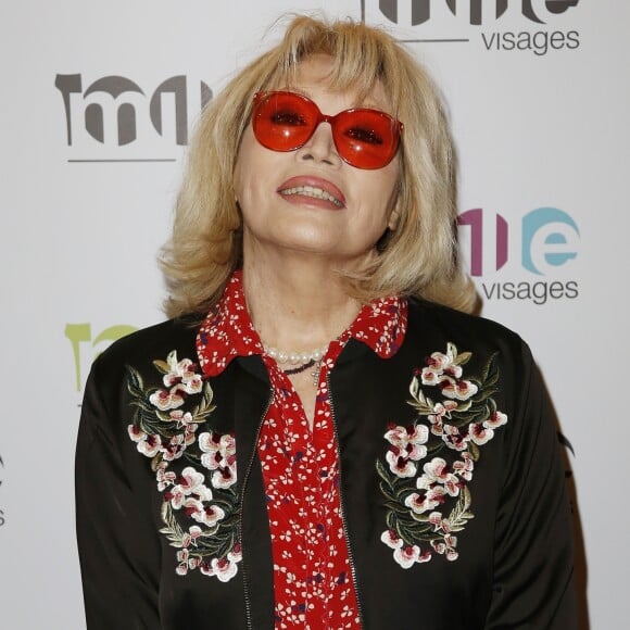 Amanda Lear lors des 10 ans de l'association "1000 Visages" au Théâtre du Gymnase à Paris, France, le 27 février 2017