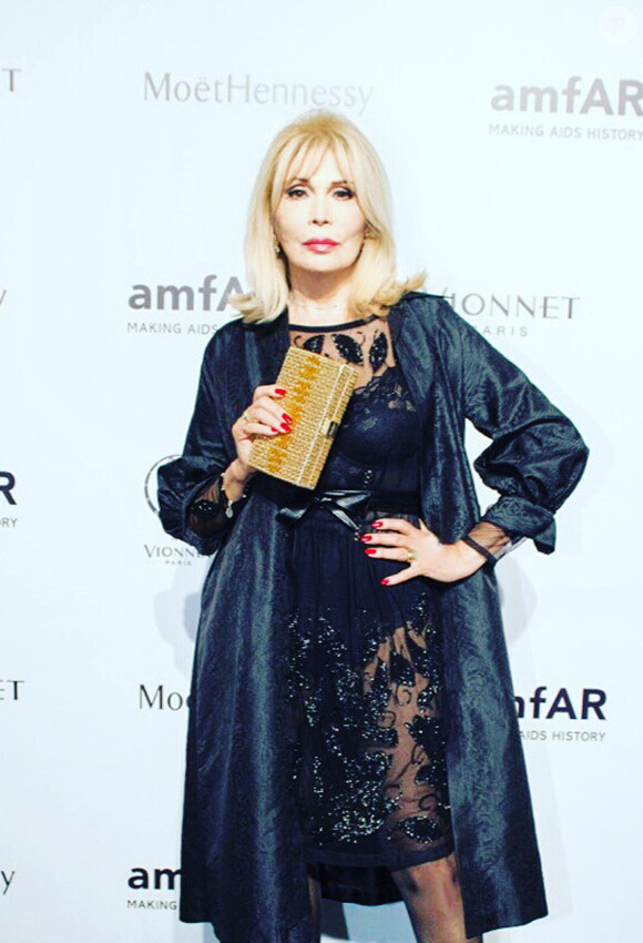 Amanda Lear à la soirée AmFar en marge de la fashion week de Milan le 26 septembre 2015.