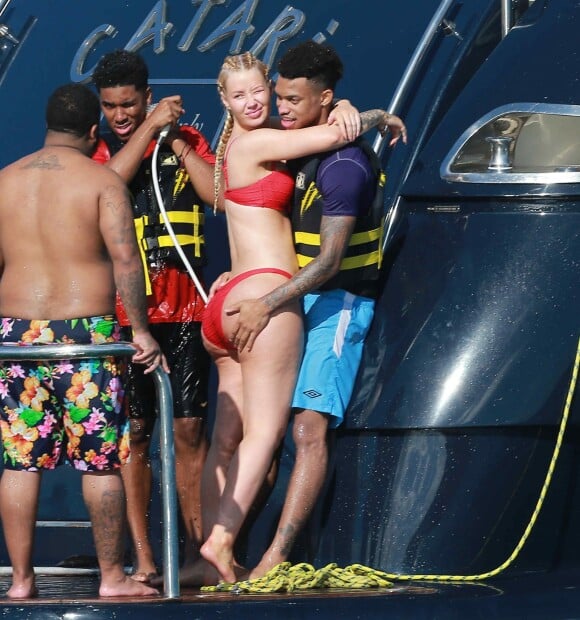 Iggy Azalea s'amuse, câline et embrasse le jeune producteur et rappeur LJay Currie sur un yacht à Cabo San Lucas. Le 22 janvier 2017