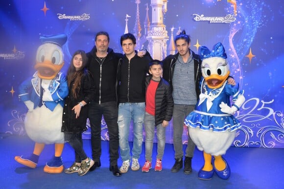 Richard Orlinski avec ses enfants - 25 ème anniversaire de Disneyland Paris à Marne-La-Vallée le 25 mars 2017 © Veeren Ramsamy / Bestimage