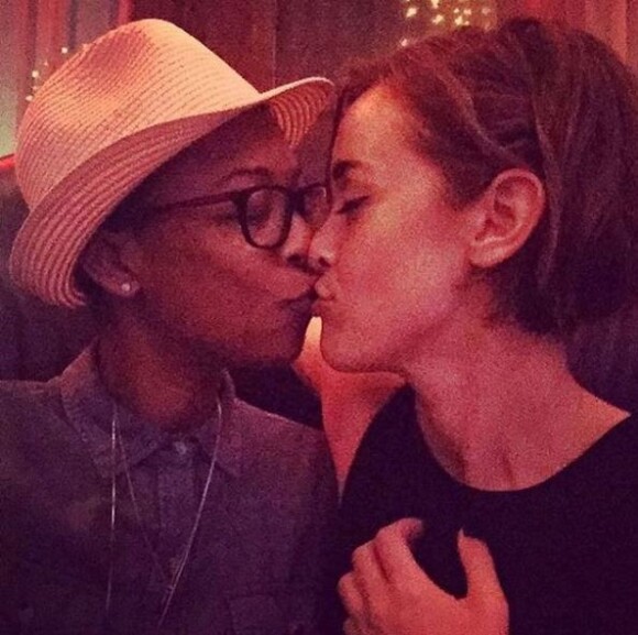Samira Wiley embrasse sa fiancée Lauren Morelli. Photo postée sur Instagram en février 2017.