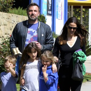 Ben Affleck et Jennifer Garner se baladent en famille avec leurs enfants dans les rues de Pacific Palisades le 26 mars 2017