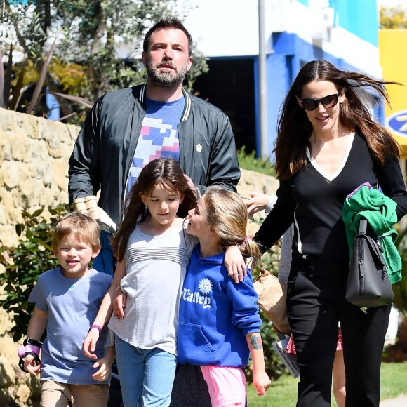Ben Affleck et Jennifer Garner se baladent en famille avec leurs enfants dans les rues de Pacific Palisades le 26 mars 2017