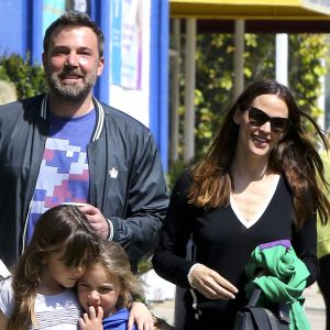 Ben Affleck et Jennifer Garner se baladent en famille avec leurs enfants dans les rues de Pacific Palisades le 26 mars 2017