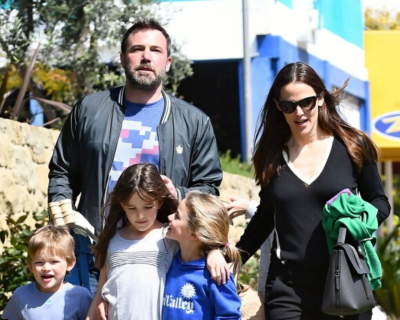 Ben Affleck et Jennifer Garner se baladent en famille avec leurs enfants dans les rues de Pacific Palisades le 26 mars 2017