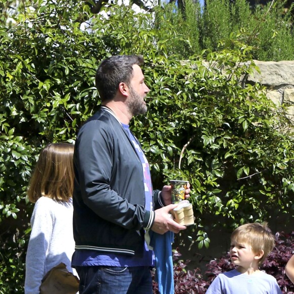 Ben Affleck et Jennifer Garner se baladent en famille avec leurs enfants dans les rues de Pacific Palisades le 26 mars 2017