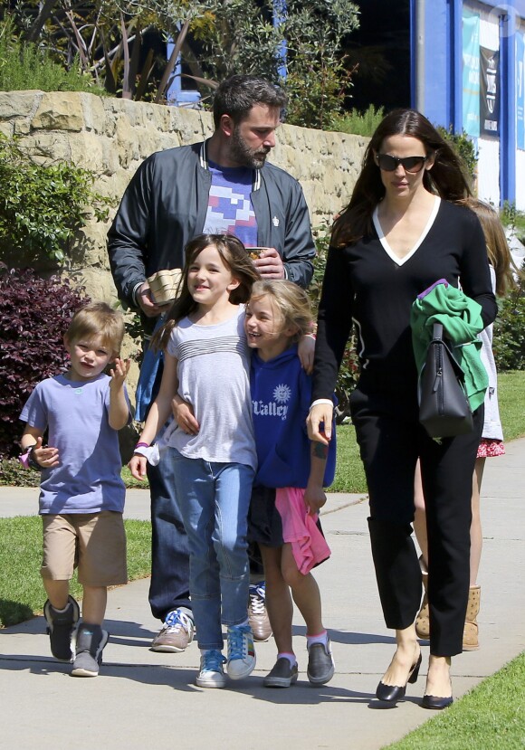 Ben Affleck et Jennifer Garner se baladent en famille avec leurs enfants dans les rues de Pacific Palisades le 26 mars 2017