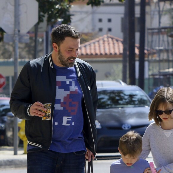 Ben Affleck et Jennifer Garner se baladent en famille avec leurs enfants dans les rues de Pacific Palisades le 26 mars 2017