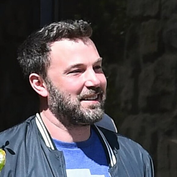 Ben Affleck et Jennifer Garner se baladent en famille avec leurs enfants dans les rues de Pacific Palisades le 26 mars 2017