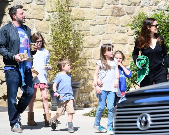 Ben Affleck et Jennifer Garner se baladent en famille avec leurs enfants dans les rues de Pacific Palisades le 26 mars 2017