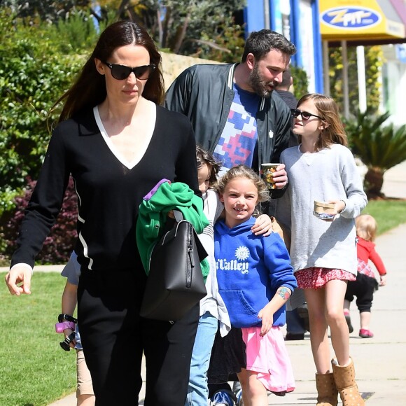 Ben Affleck et Jennifer Garner se baladent en famille avec leurs enfants dans les rues de Pacific Palisades le 26 mars 2017